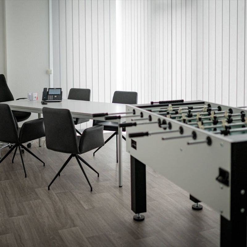 Im SSN Büro steht neben einem Besprechungstisch ein Tischkicker